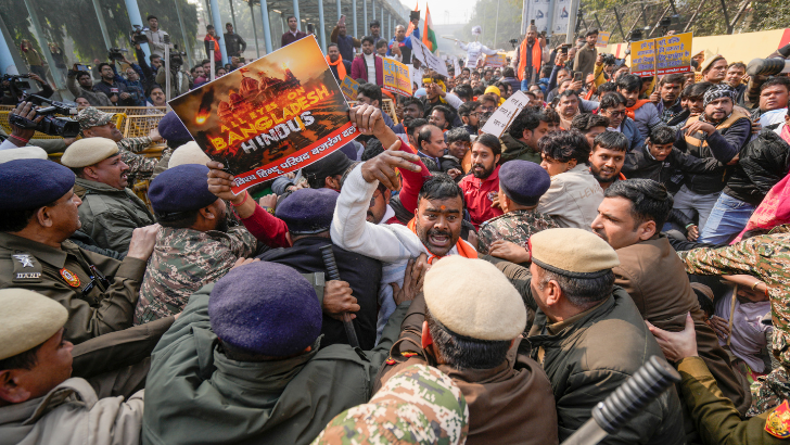 https://www.salarnews.in/public/uploads/images/newsimages/maannewsimage23122025_153128_VHP protest Hindu murder .png